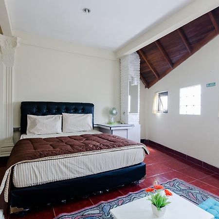 Pele Guesthouse Bandung Exterior foto