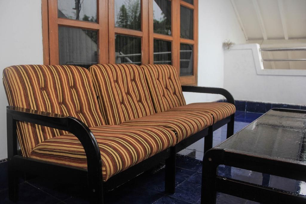 Pele Guesthouse Bandung Exterior foto