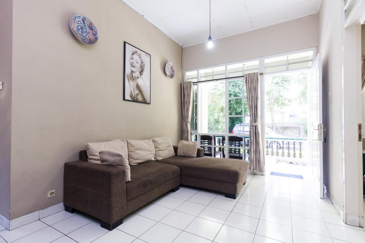 Pele Guesthouse Bandung Exterior foto