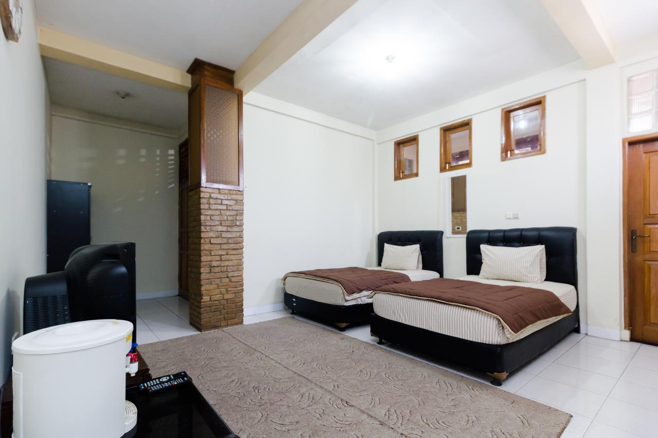 Pele Guesthouse Bandung Exterior foto